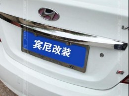 Хромированная накладка над номером Hyundai Solaris